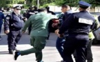 صورة لرجل سلطة يصفع ممرضا خلال تفريق وقفة احتجاجية تجتاح الفايسبوك