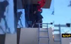شاهدوا.. قنصل المغرب يزيل "خرقة" البوليساريو ويعيد علم المملكة أمام أنظار المرتزقة الصحراويين