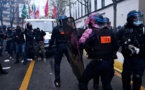 فرنسا على صفيح ساخن بسبب قانون جديد.. إضرام للنار ومواجهات بين محتجين وعناصر الشرطة بباريس