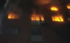 مات فيه شخصان.. مهاجرون يقفزون من النوافذ للهروب من نيران حريق اندلع في "مستودع" ببرشلونة