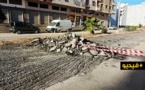 بعد سنة فقط من إنجازها.. محاولة "ترقيع" طريق بحي المطار تسببت الشاحنات في إتلافها يغضب الساكنة