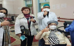 والدة العالم المغربي منصف السلاوي تتلقى الجرعة الأولى من اللقاح بالمغرب 