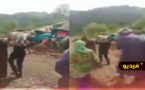 شاهدوا.. نقل سيدة حامل على ظهر نعش للأموات والساكنة تثور في وجه المسؤولين
