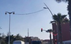 في غياب للجهات المعنية.. سلك كهربائي عالي التوتر يهدد المواطنين بمدخل جماعة العروي