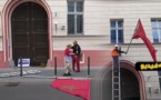 شاهدوا.. انفصاليون يتعمدون نزع العلم المغربي من باب قنصلية مغربية بألمانيا