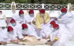 الملك يؤدي صلاة العيد وينحر الأضحية