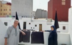 عائلة الزفزافي ترفع الأعلام السوداء فوق سطح منزلها 