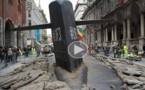 غواصة تخترق شوارع ميلانو الإيطالية