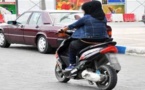 صورة اليوم : لا فرق بين الرجل والمرأة.. سيدة تسوق دراجة نارية بإحدى شوارع مدينة الناظور