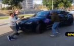 شاهدوا.. مشجعون مغاربة يعترضون طريق سيارة نجم برشلونة الإسباني