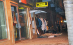 صورة اليوم: بائع مُتَجَوّل يستغل واجهة بنكية لعرض بضاعته