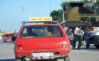 صورة اليوم: سيارة أجرة صغيرة تحمل أنبوبا لغاز البوتان.. دونما اكتراث من السائق
