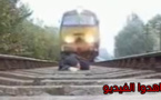 مغامرة خطيرة بالفيديو.. شخص يصور نفسه على السكة الحديدية أثناء مرور القطار فوقه
