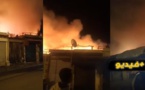 شاهد.. احتراق 16 محلا تجاريا بـجوطية قبل محاصرة النيران من طرف الاطفائيين