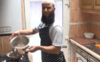 بالفيديو.. هكذا يعيش الواعظ الناظوري طارق بنعلي يطبخ “مارميطة” ويلعب مع أبنائه