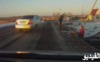 بالفيديو: ملاحقة مثيرة بين سيارتين تنتهي بشجار