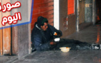 صورة اليوم : متشرد يأكل وجبة عشائه في العراء مفرشا الأرض خارج المطعم