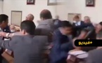 شاهدوا.. دورة رسمية تتحول إلى حلبة لتبادل الضرب والشتم  