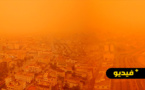 شاهدوا.. سماء الناظور تكتسي اللون البرتقالي بسبب الغبار والضباب