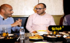 سليمان أزواغ يتناول وجبة الإفطار مع نادل في المقهى