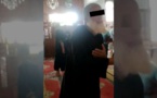 فيديو.. مغربي يدعي أنه رسول الله بعد محمد (ص) ويقتحم مسجدا داعيا إلى الإيمان به