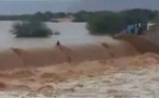أزيد من عشرين ساعة.. طفل موريتاني عالق يصارع مياه الفيضان