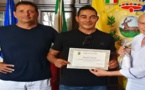 رئيس بلدية إيطالية يكرم مغربيا أنقذ خمسة أشخاص من الغرق