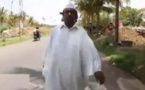 بالفيديو: رجل لا يمشي إلا للخلف منذ 25 عاماً