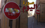 صورة اليوم : إعلان يحجب إحدى أعمدة التشوير بالناظور
