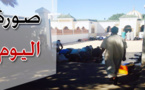صورة اليوم : مصلون يستظلون بظل السور لأداء فريضة الصلاة بعد امتلاء المسجد