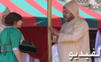 الملك يصفق للتلميذة الريفية نجاة بورحيل ويوشحها بوسام من الدرجة الأولى