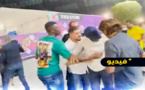 شاهدوا.. مصور جزائري يستفز إيطو والأخير يركله ويسقطه أرضا