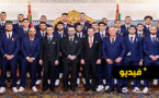 الملك يستقبل أعضاء المنتخب الوطني لكرة القدم ويوشحهم بأوسمة ملكية