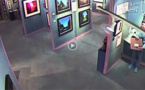 شاهدوا لص يسرق لوحة من معرض دون أن يلاحظه أحد