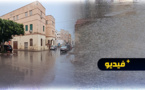 شاهدوا.. أمطار الخير تفرغ شوارع المدينة من المارة