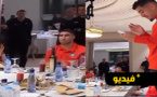 شاهدوا.. نجل الأميرة سكينة يزور بعثة المنتخب المغربي ويلتقي باللاعب زياش