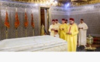 أمير المؤمنين يترحم على روح جده الملك الراحل محمد الخامس أمير المؤمنين يترحم على روح جده الملك الراحل محمد الخامس