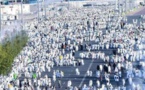الحجاج يتوافدون إلى صعيد عرفات لأداء الركن الأعظم الحجاج يتوافدون إلى صعيد عرفات لأداء الركن الأعظم