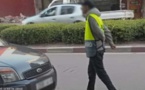 يفرضون إتاوات غير مشروعة.. مطالب بإيقاف ابتزازات حراس السيارات 