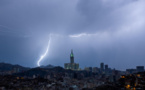 رياح عاتية وأمطار غزيرة تثير الخوف في مكة المكرمة