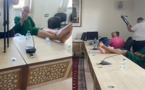 عضو جماعي يثير الجدل ببوعرك بسبب طريقة جلوسه الغريبة في قاعة الاجتماعات
