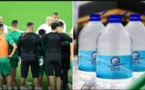 لاعب يوزع "ماء زمزم" بمعسكر المنتخب المغربي على زملائه