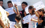 سوريون يرفعون شعار "إفتحوا لنا الأبواب" من أجل الدخول إلى مليلية