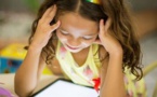 دراسة علمية تؤكد: الأطفال يتعلمون بفاعلية أكبر على الورق مقارنة بالشاشات الإلكترونية