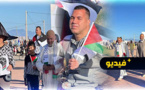 مواطنون يتجولون بالأعلام الفلسطينية بكورنيش الناظور