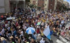 لا للسياح.. شاهدوا الآلاف يتظاهرون في جزر الكناري الإسبانية ضد الإفراط في السياحة