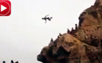 شاهد أحد هوّاة القفز بشاطئ "كيمادو" كيف ينُطّ من أعلى مرتفع وسط صرخات المصطافين