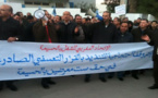 نقابيو الحسيمة يحتشدون أمام المستشفى في وقفة عارمة تضامنا مع الممرضين المطرودين