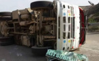 إنقلاب شاحنة كبيرة على الطريق الساحلية و إصابة سائقها بجروح خطيرة‎