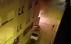 شاهد: حريق يلتهم سيارة داخل كراج بالعروي.. وشباب الحي يسبقون الوقاية المدنية ويمنعون كارثة